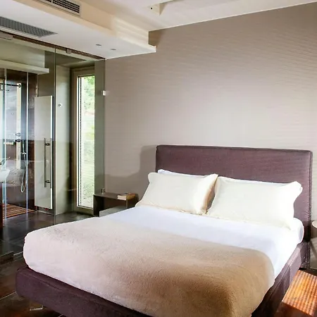 Luxury Overlooking Valley *